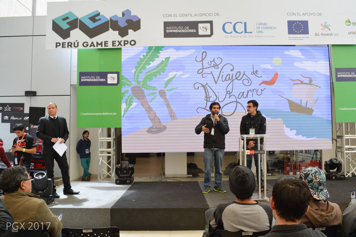 Esta imagen muestra a dos personas presentando el juego en una conferencia.